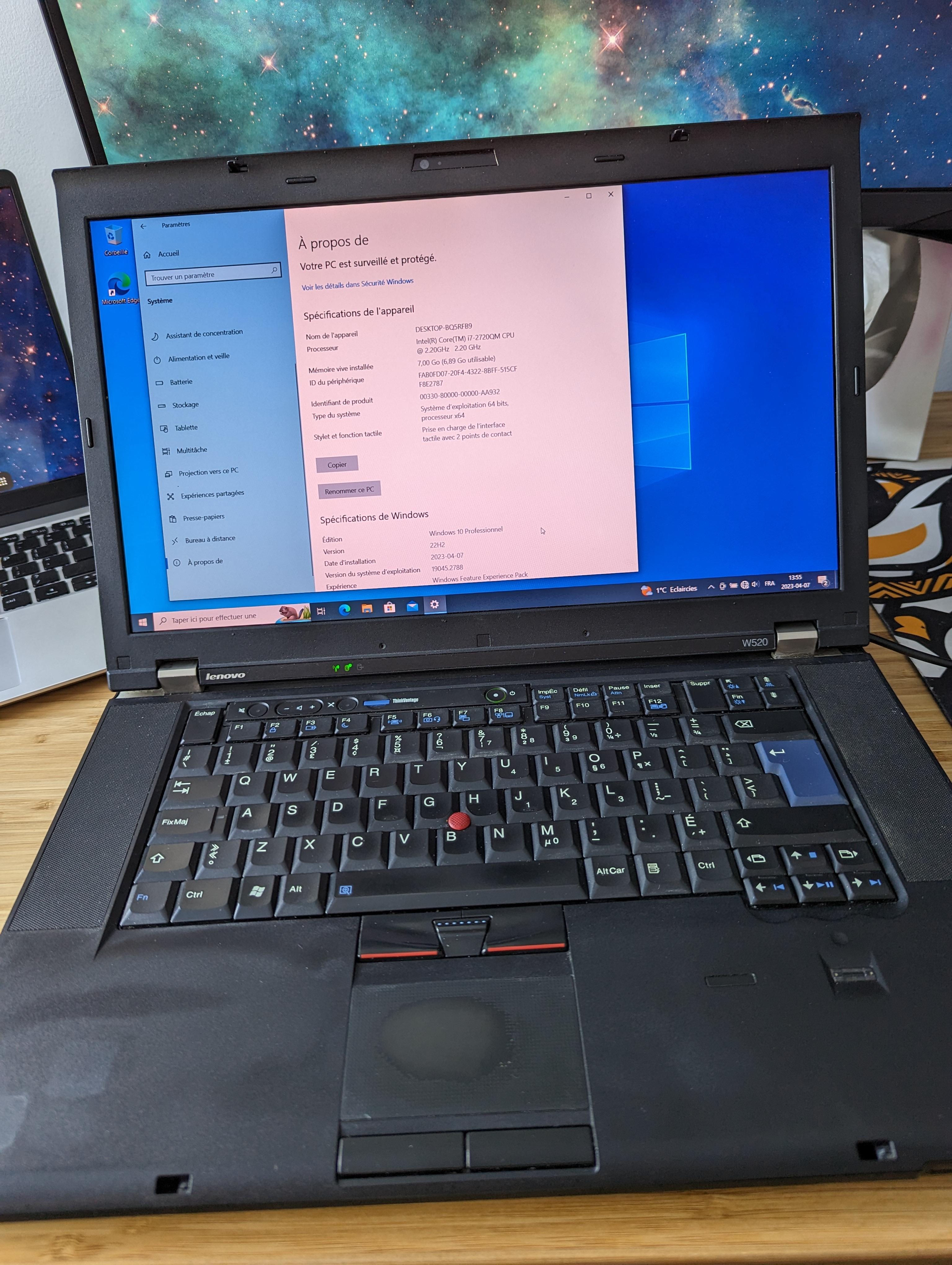 The Lenovo W520 opened, with Windows 10 on the screen